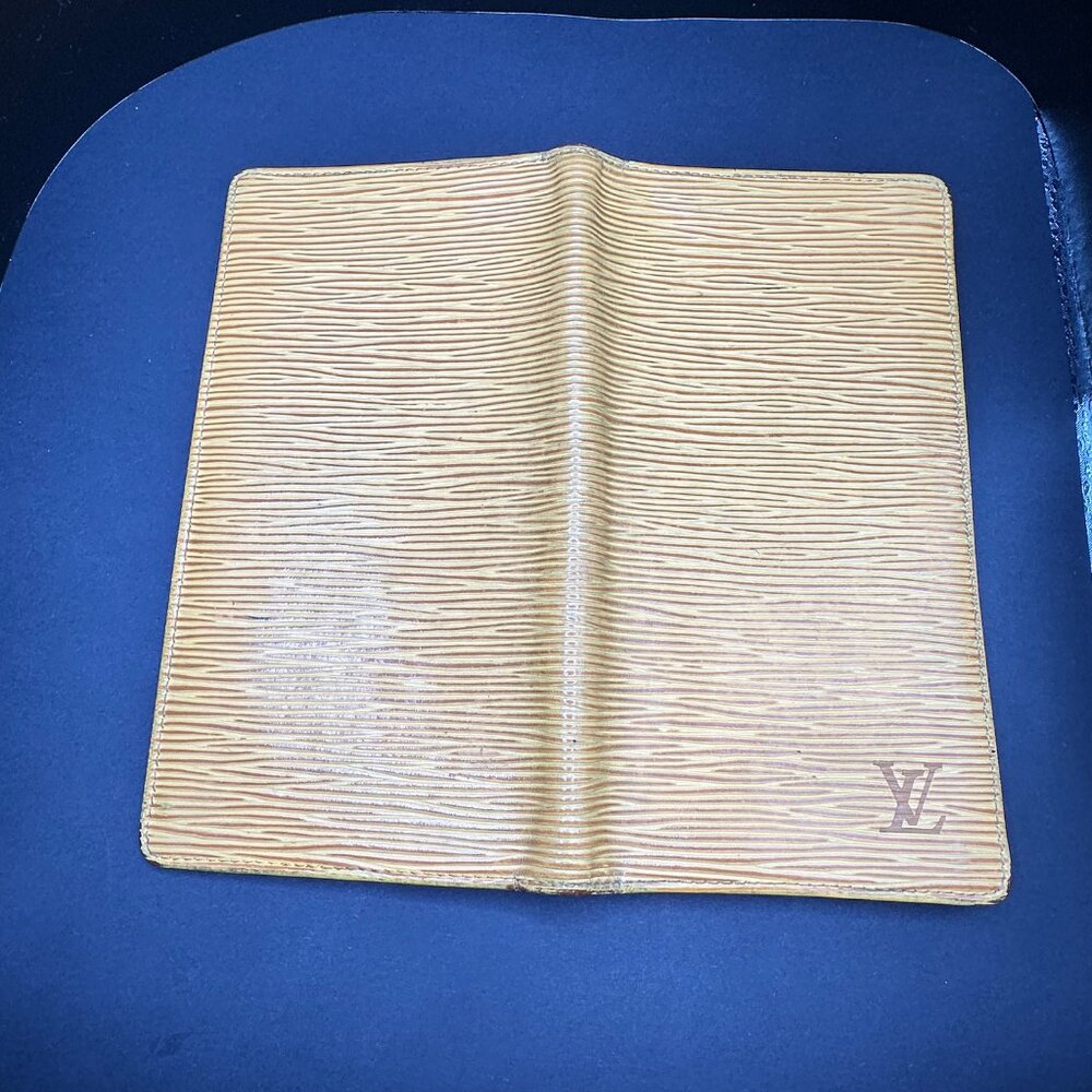 Louis Vuitton Yellow Epi Long Bifold Wallet w/Charm & Box - EUC - Picture 4 of 9